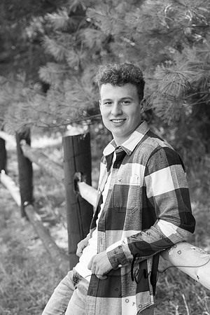 Noah-Senior-19.jpg